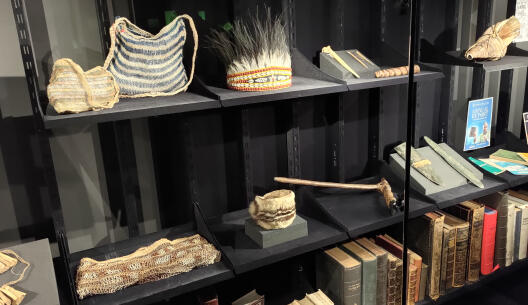 Objekte aus Ozeanien. Kopfschmuck, Tragetaschen und Feldhacken