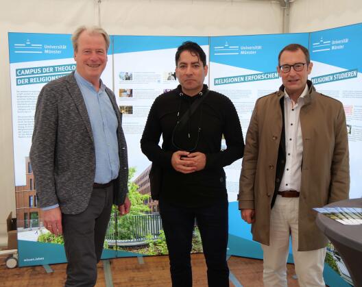 Prof. Dr. Arnulf von Scheliha, Prof. Dr. Mouhanad Khorchide und Prof. Dr. Prof. Dr. Oliver Dyma im Stand