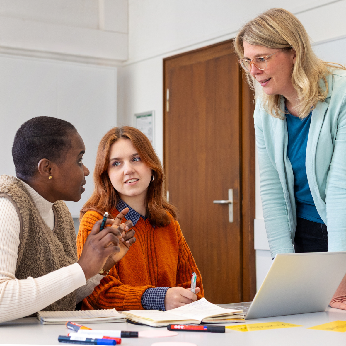 Becky Osazuwa (links) und Julia Prawitz (Mitte) im Gespräch mit Prof. Dr. Julia Metag