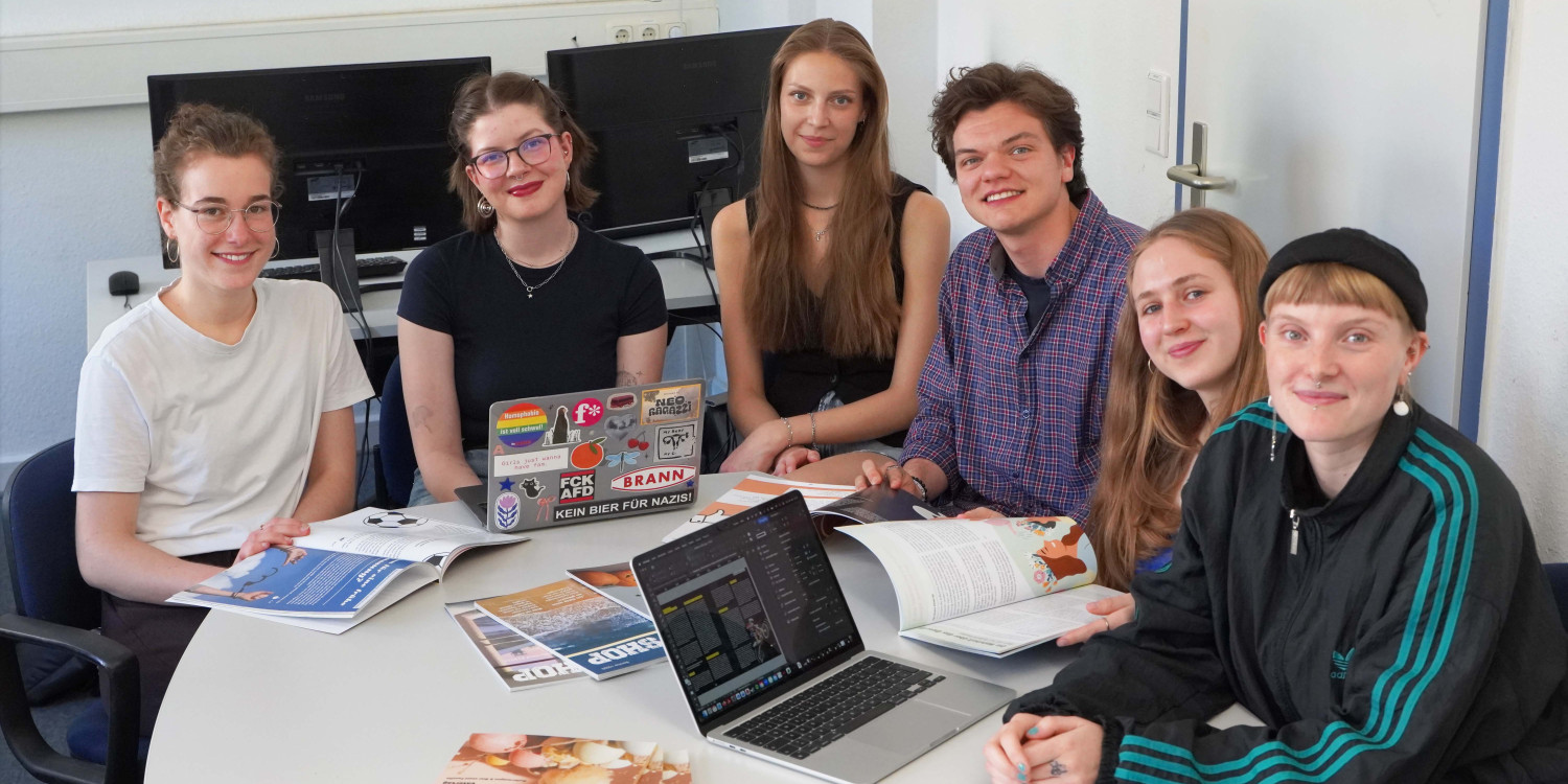 In der Lehrredaktion treffen sich die Studierenden wöchentlich, um am Magazin zu arbeiten – am Konferenztisch tauschen sich Lilian Söbbeke, Anna Schmälzger, Leonie Mut, Jonathan Albers, Edith Kellerhoff und Mary Ehlebracht (v. l.) über das Layout aus.