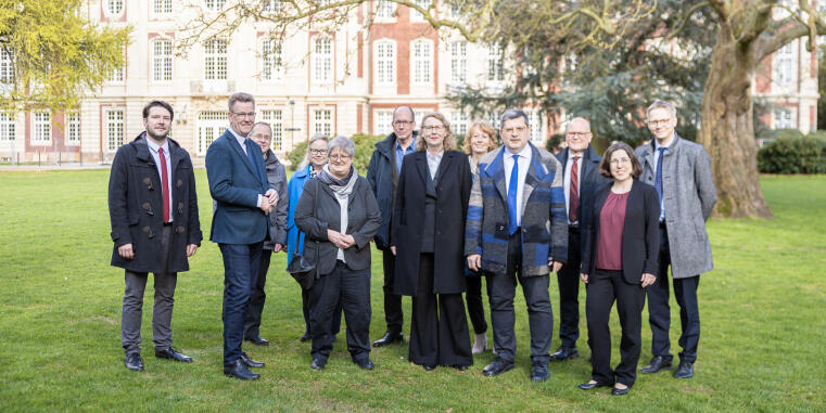 Prof. Dr. Johannes Wessels (Rector of the University of Münster, 2nd from left), Prof. Dr. Reinold Schmücker (KFG speaker, 4th from right), Prof. Dr. Ursula Frohne (KFG co-speaker, 6th from right), Dr. Nilkas Hebing (German Research Foundation, l.) and Prof. Dr. Johannes Grave (keynote speaker, r.) with the fellows and staff of the Centre for Advanced Study.  
