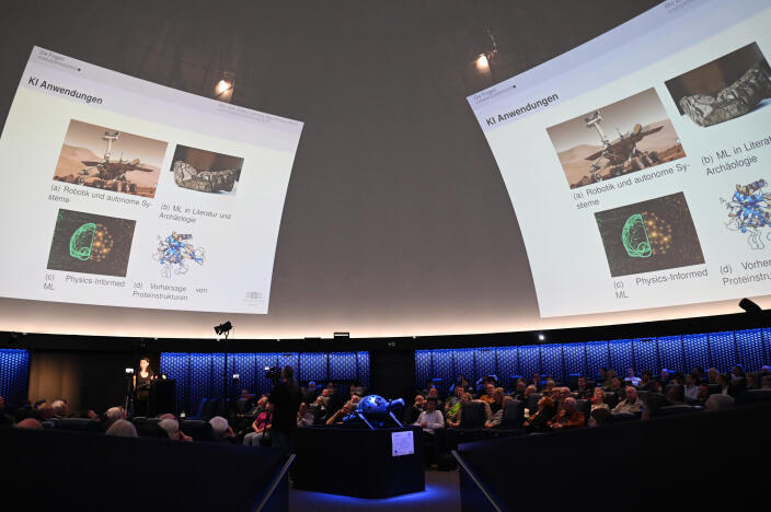 Statt Sternenbildern gab es am Donnerstagabend in der Kuppel des Planetariums Anwendungsfelder von KI zu sehen.