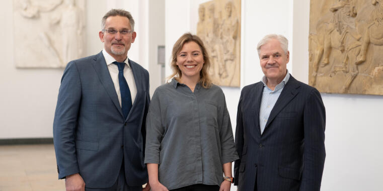 Der Preisstifter, Prof. Dr. Andreas Dombret (l.), und der Dekan des Fachbereichs, Prof. Dr. Gottfried Vossen, gratulierten der Preisträgerin Dr. Marie Gabel. 