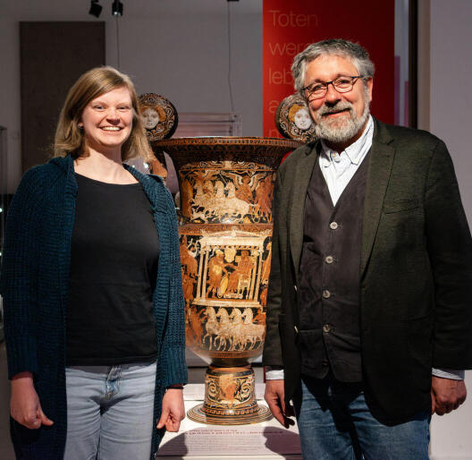 Saskia Erhardt mit einem ihrer Kollegen, Dr. Helge Nieswandt vom Archäologischen Museum