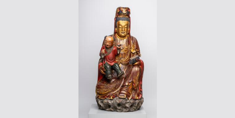 In China wurde Guanyin seit der Ausbreitung des Buddhismus androgyn dargestellt, wobei weibliche Merkmale oft überwogen. 