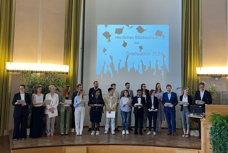 Das Bild zeigt 11 Doktorandinnen und 8 Doktoranden, die im Rahmen der Promotionsfeier des Fachbereichs Biologie zur Doktorin/zum Doktor der Naturwissenschaften ernannt wurden.