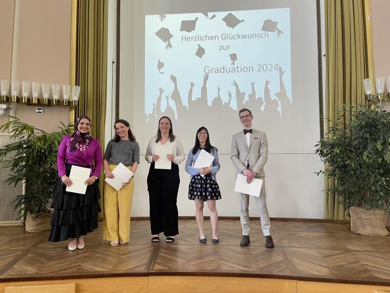 Das Bild zeigt 4 Doktorandinnen und einen Doktoranden, die im Rahmen der Promotionsfeier des Fachebreichs Biologie zur Doktorin/zum Doktor der Naturwissenschaften ernannt wurden.
