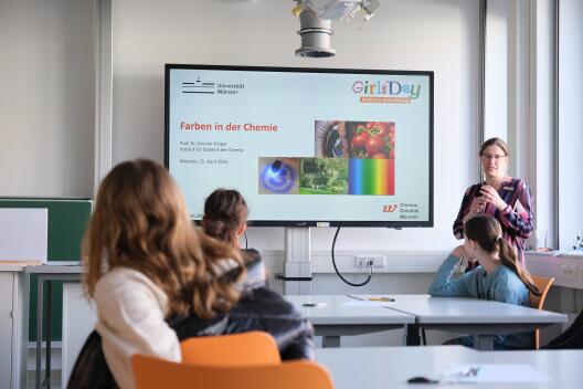 Prof. Kröger erzählt den Schülerinnen spannende und informative Details rund um das Thema "Farben in der Chemie".