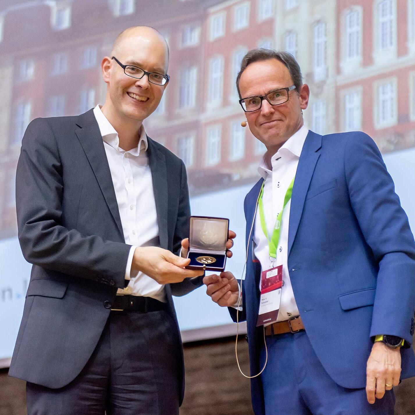 Prof. Dr. Glorius bekommt die Medaille überreicht