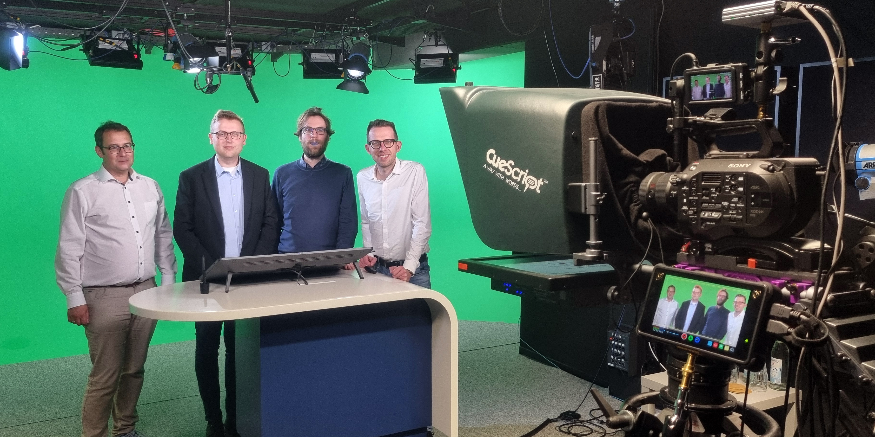 Oliver Dyma, Simon Spratte, Knut Wormstädt und Ludger Hiepel im Greenscreen-Studio