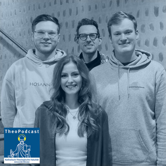 Ein Bild von vier Menschen, drei von ihnen arbeiten bei TheoTVIST und einer ist studentischer Mitarbeiter im Dekanat