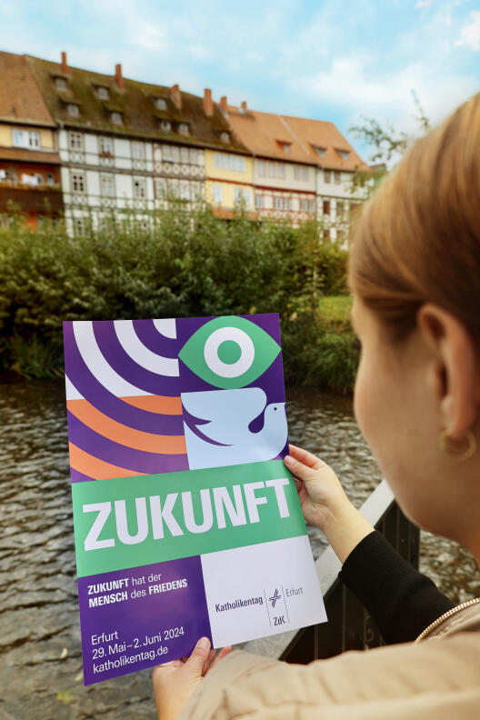 „Zukunft hat der Mensch des Friedens“ ist das Motto des Katholikentags 2024 in Erfurt, hier zu sehen auf einem Plakat.
