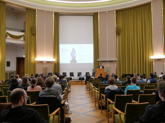 Dekan Prof. Dr. Oliver Dyma begrüßte die zahlreichen Teilnehmer:innen in der Aula des Schlosses.