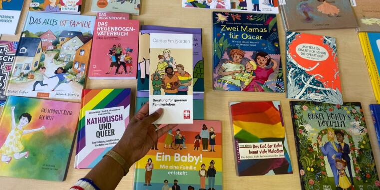 Einblicke in die Lektüren für Kindergärten und Grundschulen um Queersensibilität zu üben