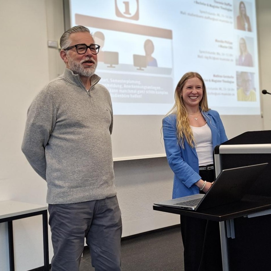 Das Studienbüro begrüßt die Erstsemester