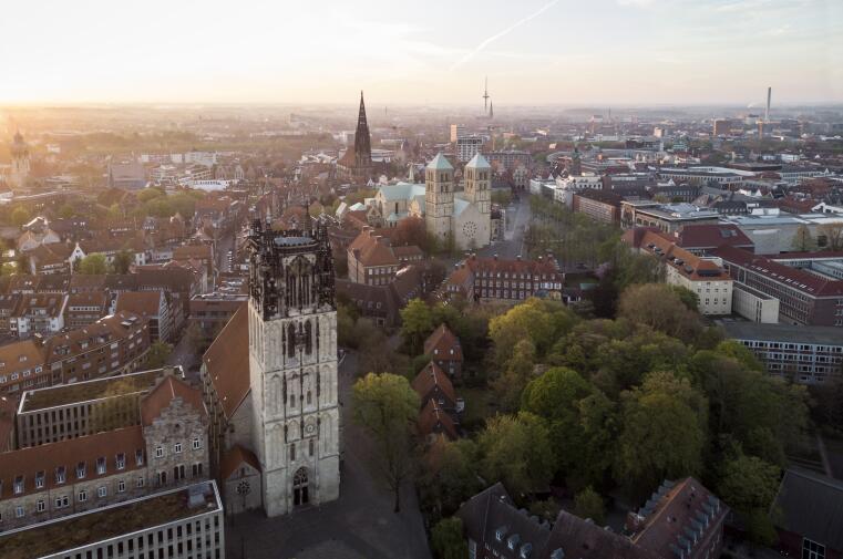 Die Lambertikirche in Münster prägt den Münsteraner Prinzipalmarkt