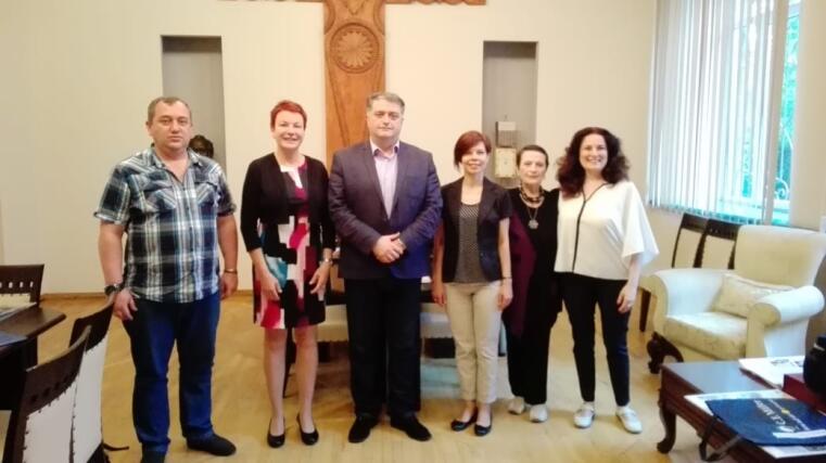 Foto an der Universität Kutaisi (von links nach rechts: Leiter des International Office Prof. Dr. Davit Gegechkori, Kordula Schulze, Rektor Dr. George Gavtadze, Albina Haas, Prof. Dr. Nanuli Kakauridse, Ass. Prof. Dr. Miranda Gobiani)