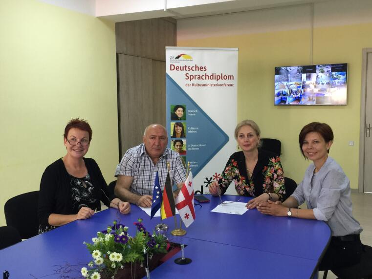 Foto der Euro-Schule 2000 (von links nach rechts: Kordula Schulze, Schulleitung: Prof. Dr. Anzor Abuseridze und Marina Tsivadze, Albina Haas)