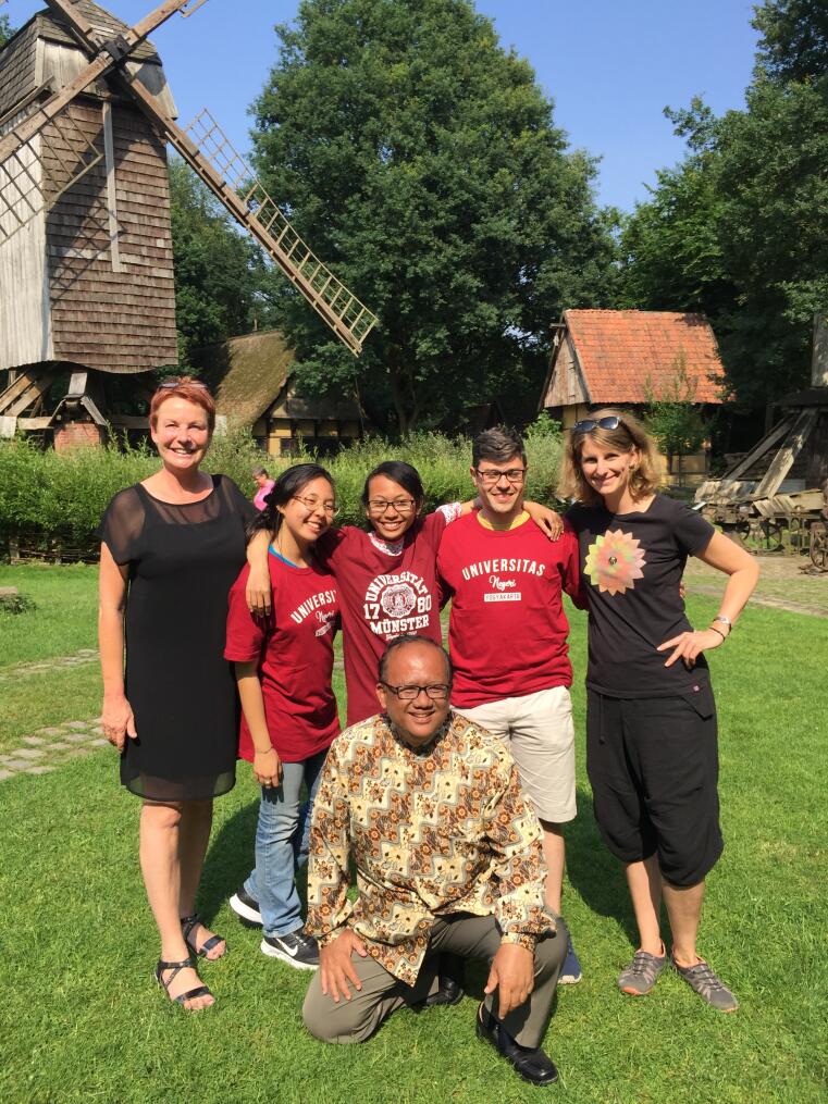 Foto Indonesischer Studierenden beim Radio Q