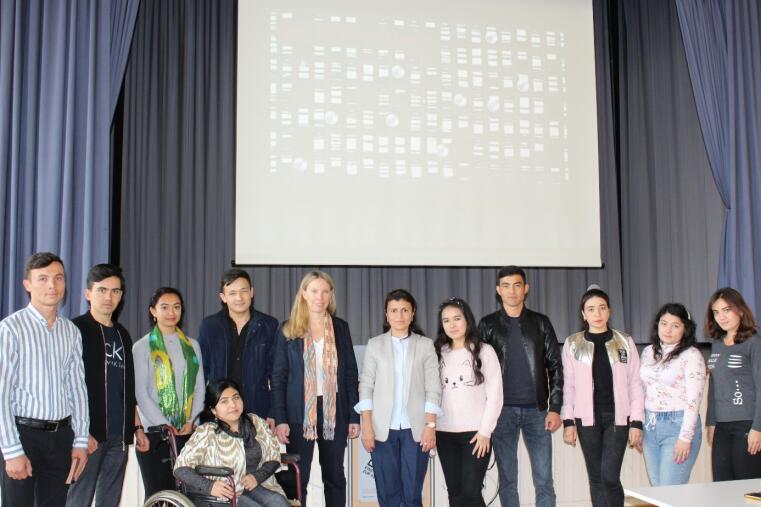 Gruppenfoto der Vorlesung „Sprache der Liebe“ startete das Studienreise-Programm für usbekische Studierende an der WWU. In der Mitte: Akademische Leitung der Kooperation Prof. Dr. Silvia Reuvekamp mit der Gastdozentin Zamira Shirnazarova und Studierenden aus Usbekistan.
