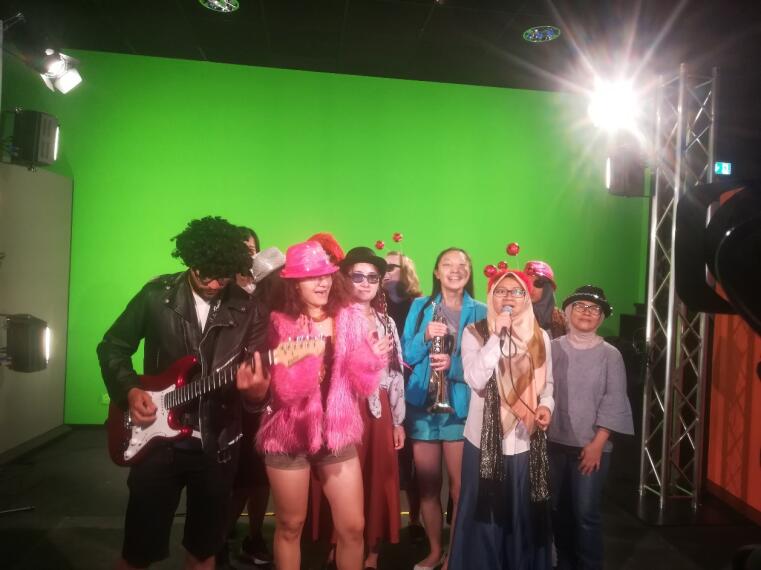 Foto vor dem Green Screen im Rock- und Popmuseum in Gronau