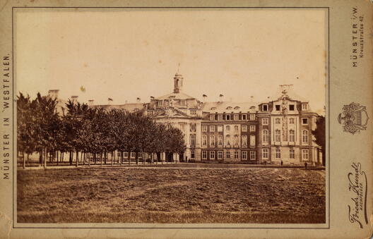 Fotografie des Schlossplatzes auf einer Ansichtskarte von ca. 1870.