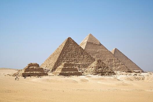 Pyramiden von Gizeh aus der 4. Dynastie von vorne gesehen: Königinnenpyramiden, Mykerinos-Pyramide, Chephren-Pyramide, Cheops-Pyramide