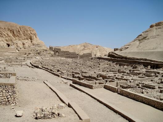 Arbeitersiedlung von Deir el-Medina („Kloster der Stadt“), altägyptisch Set Maat („Platz der Wahrheit“), in Theben-West bei Luxor, Ägypten