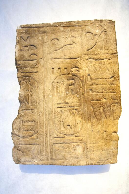 Reliefbruchstück mit Kartusche von Ramses III