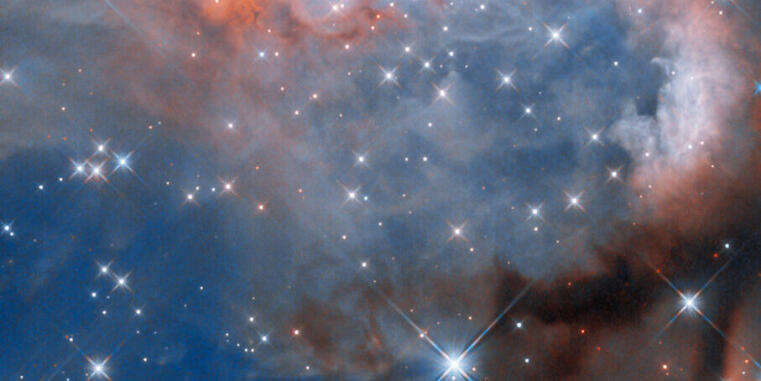 Diese Aufnahme des Hubble-Weltraumteleskops zeigt eine Ansammlung von interstellarem Gas und Staub, mehr als 5.300 Lichtjahre von der Erde entfernt. Teleskope helfen dabei, die Entwicklungsgeschichte des Universums zu rekonstruieren. 