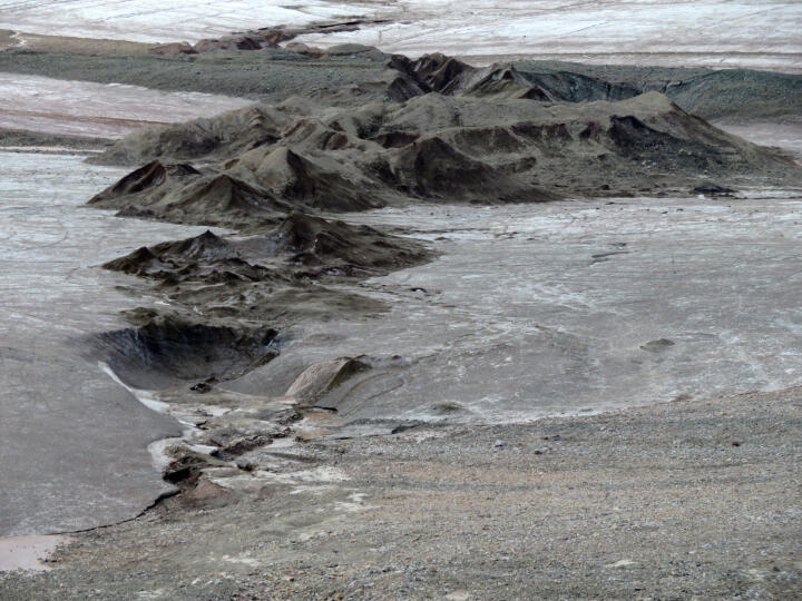 Schuttbedeckte Eiskegel auf dem Broggerbreen-Gletscher.