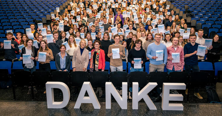 ProTalent scholarship holders with their certificates in the aula, Link to www.uni-muenster.de/protalent