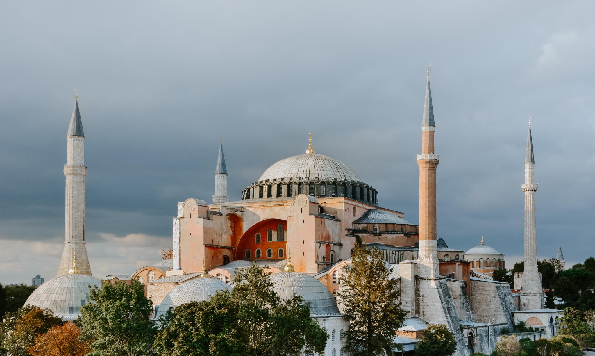 터키 이스탄불에서 가을에 아침에 하기아 소피아 모스크 앞에 서 있는 중년의 터키 남성 byzantine에 대한 스톡 사진 및