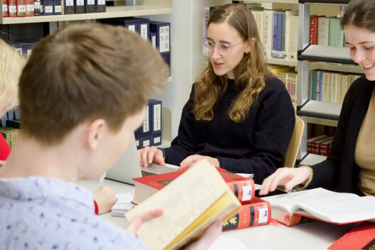 Studierende recherchieren in der Bibliothek
