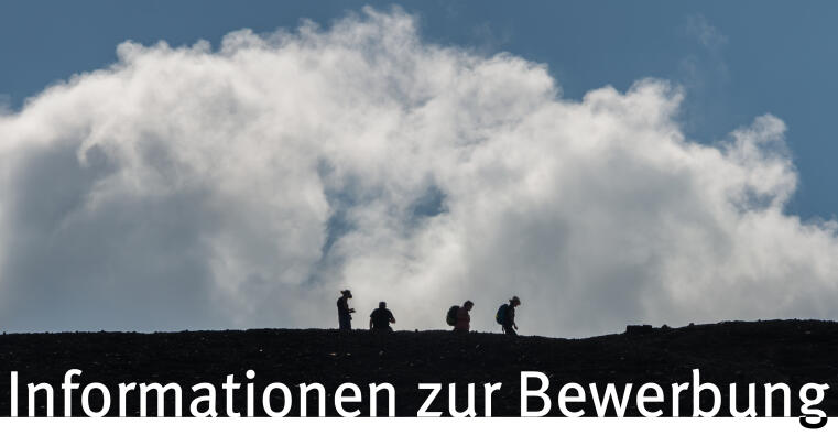 Der Schriftzug "Informationen zur Bewerbung" auf einem Bild mit vier Studierende, die entlang eines Kraterrands laufen. Im Hintergrund ein wolkenbehangener Himmel.