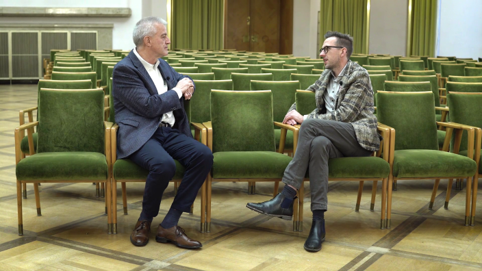 Ludger Hiepel und Norbert Robers (v. r.) in der Aula des Schlosses