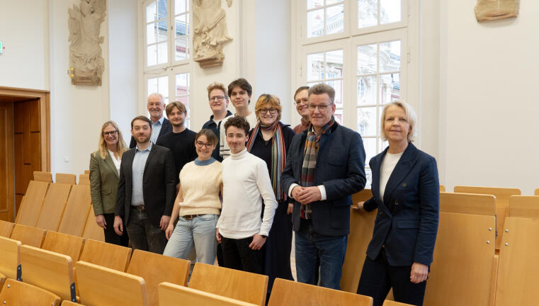 Rufen gemeinsam zu Spenden auf: Prof. Dr. Johannes Wessels (Rektor der Universität Münster) (l.), Matthias Schwarte (Kanzler der Universität Münster) (4. v. r.) sowie Vertreterinnen und Vertreter der Stabsstelle Universitätsförderung, der Universitätsstiftung Münster, der Universitätsgesellschaft, des Alumni-Clubs und des Allgemeinen Studierendenausschusses.