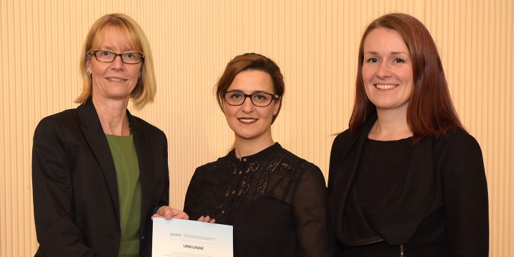 Prorektorin Prof. Dr. Cornelia Denz (l.) und Brücke-Leiterin Dana Jacob (r.) gratulierten Rana Siblini zum DAAD-Preis.<address>© WWU / Peter Grewer</address>