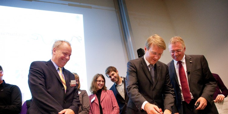 Bundesminister Ronald Pofalla (Mitte vorn) eröffnete den binationalen Masterstudiengang unter den Blicken der Studierenden gemeinsam mit Prof. Dr. Friso Wielenga aus Münster (links) und Prof. Dr. Paul Sars aus Nijmegen.<address>© Dick van Aalst</address>