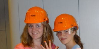 Franziska (links) und Fenja während der Werksbesichtigung bei BASF Coatings. Lack ist allgegenwärtig - auch auf den Fingernägeln.<address>© WWU - Lili</address>