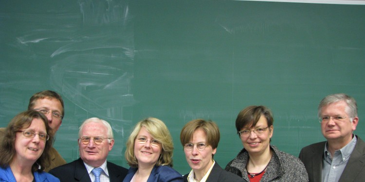 Prof. Dr. Marie-Theres Wacker, Prof. Dr. Thomas Schüller, Prof. Dr. Antonio Autiero, Viola van Melis, Prof. Dr. Marianne Heimbach-Steins, Prof. Dr. Judith Könemann und Prof. Dr. Reinhard Feiter (v.l.n.r.)<address>© WWU</address>