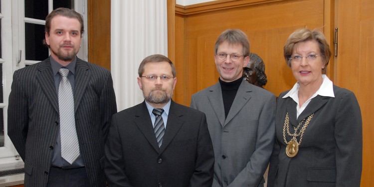 Rektorin Prof. Nelles verlieh den Forschungspreis 2008 an Prof. Hans-Christian Pape, Dr. Thomas Seidenbecher und Dr. Kay Jüngling (v.r.n.l.)<address>© WWU/Grewer</address>