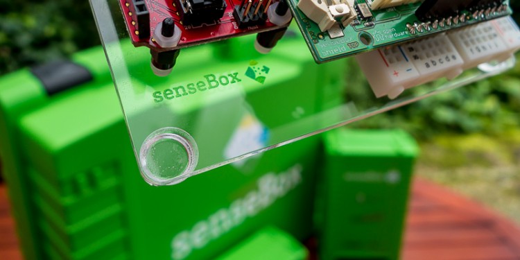 The green SenseBox contains components with which anyone can construct a measuring station.<address>© WWU/ifgi</address>