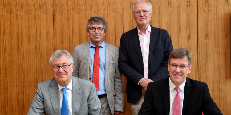 Unterzeichneten gemeinsam den Kooperationsvertrag: Regierungspräsident Prof. Dr. Reinhard Klenke (von links), Wolfgang Weber, Abteilungsleiter Schule der Bezirksregierung, Prof. Dr. Ewald Terhart, fachlicher Gesamtkoordinator der WWU, sowie WWU-Rektor Prof. Dr. Johannes Wessels.<address>© WWU/Julia Schwekendiek</address>