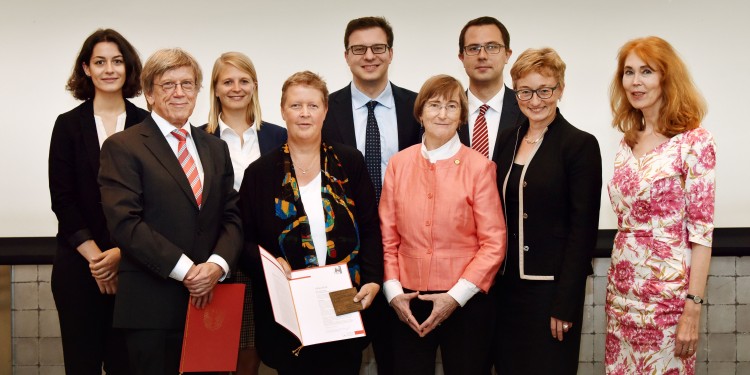 Das ausgezeichnete Team des Zentralinstituts für Raumplanung (ZIR), mit dabei: Prof. Dr. Hans Jarass (2.v.l.) und Geschäftsführerin Prof. Dr. Susan Grotefels (4.v.l.)<address>© Frank Vinken</address>