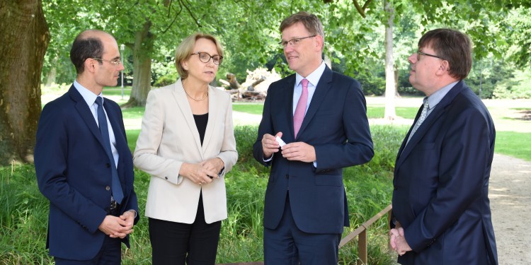 Die französische Botschafterin Anne-Marie Descôtes, Generalkonsul Vincent Muller (r.) und der Attaché für Hochschulkooperation der französischen Botschaft, Dr. Landry Charrier (l.), waren zu Gast bei Rektor Prof. Dr. Johannes Wessels.<address>© WWU / Julia Harth</address>