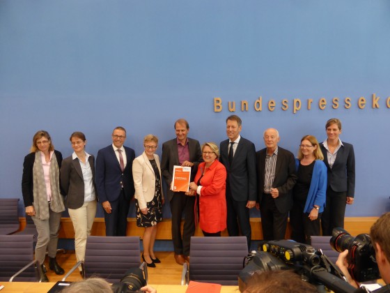 Auch WWU-Professorin Sabine Schlacke (4.v.l.) überreichte das Positionspapier an Bundesumweltministerin Svenja Schulze (6.v.l.).<address>© WBGU</address>