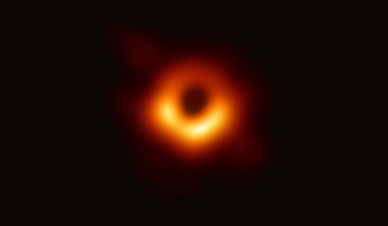 Das erste Bild eines schwarzen Lochs, das ein internationales Forscherteam der EHT-Kollaboration geschossen hat.<address>© EHT-Kollaboration</address>