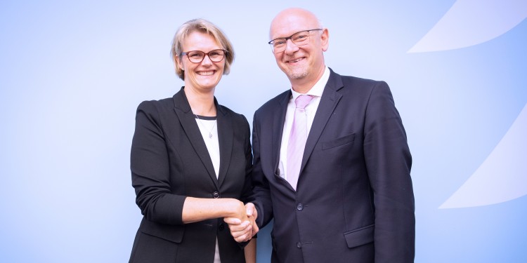 Federal Minister of Research and Education Anja Karliczek congratulates Prof. Dr Martin Winter, scientific director of the MEET Battery Research Centre of the University of Münster.<address>© BMBF/Hans-Joachim Rickel</address>