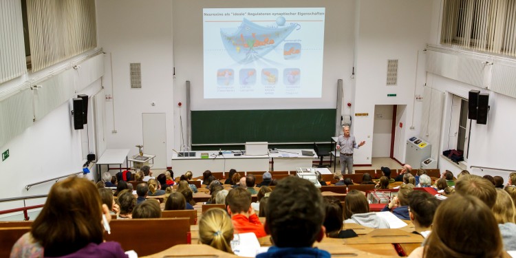 Bereits im vergangenen Wintersemester hörten mehr als 100 Lehrer und Schüler regelmäßig Vorträge über Themen der modernen Biologie.<address>© WWU - MünsterView</address>